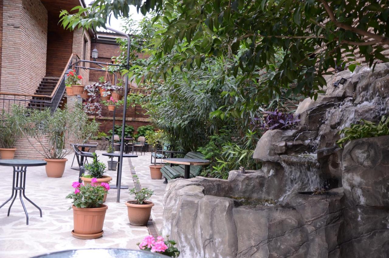 Tiflis Hotel Eksteriør billede